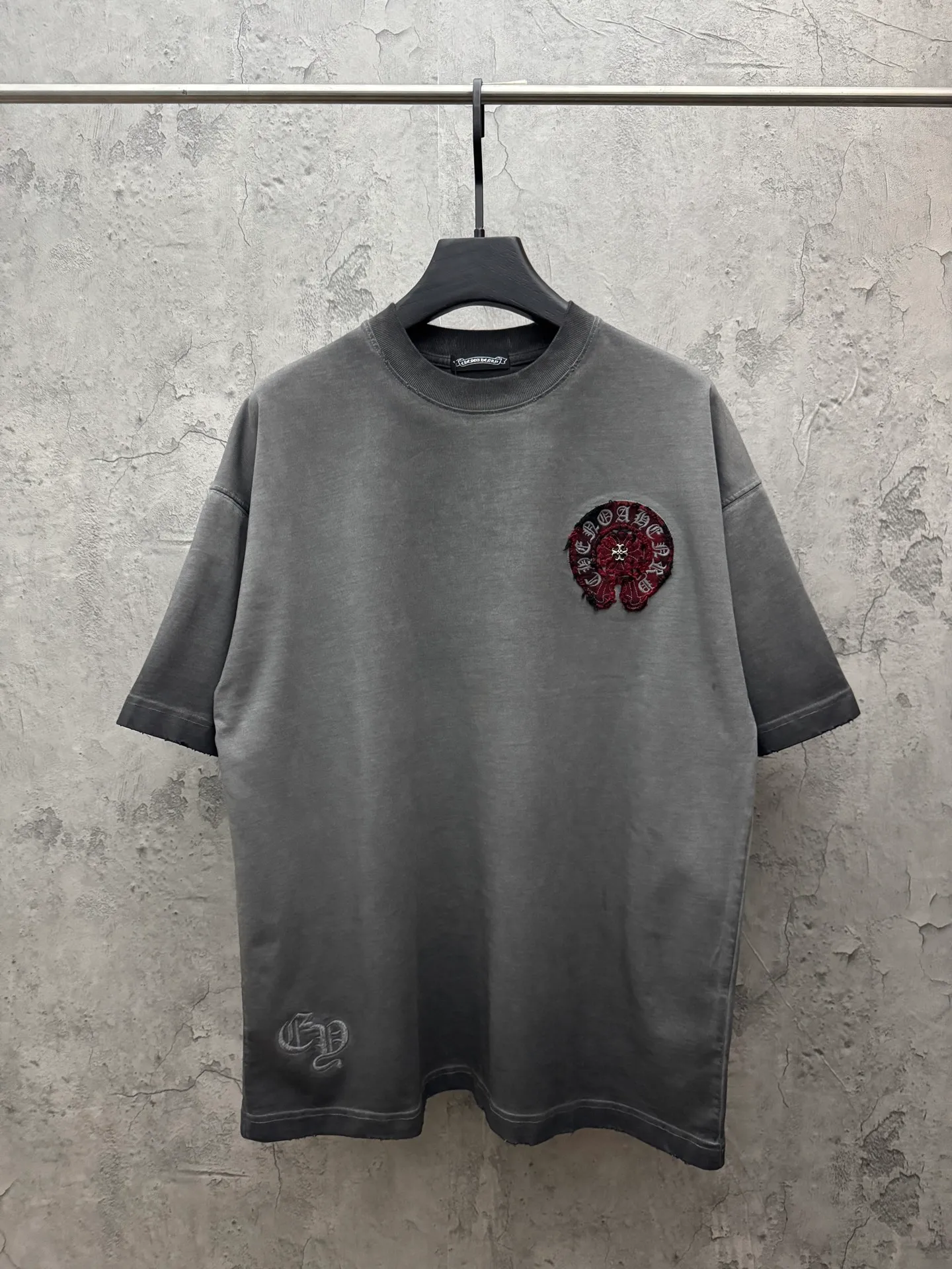 P240 top version, real shot without P, ​​different from market currency) 𝗖𝗵𝗿𝗼𝗺𝗲 𝗛𝗲𝗮𝗿𝘁𝘀/Croxin 2026 spring new original single counter American washed patch embroidered couple short sleeves 👑The highest version! Customized fabric 320 grams, washed and fried. Best-selling model at the counter. Very comfortable to wear. Accessories: Original molded and authenticated collar label➕100% silk wash label. Genuine purchase-grade original hangtag➕matching hanging rope➕3D hanging beads➕original packaging bag. Craftsmanship: The original version has consistent wiring! The highest version of the armhole matching technique! Color: Gray Size: S M L XL Style No.: 5208